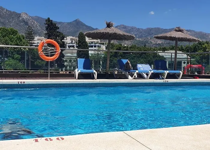 Con Jardin Y Piscina شقة