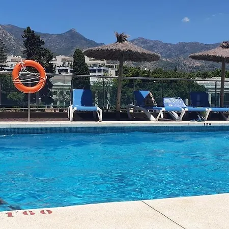 Con Jardin Y Piscina 公寓